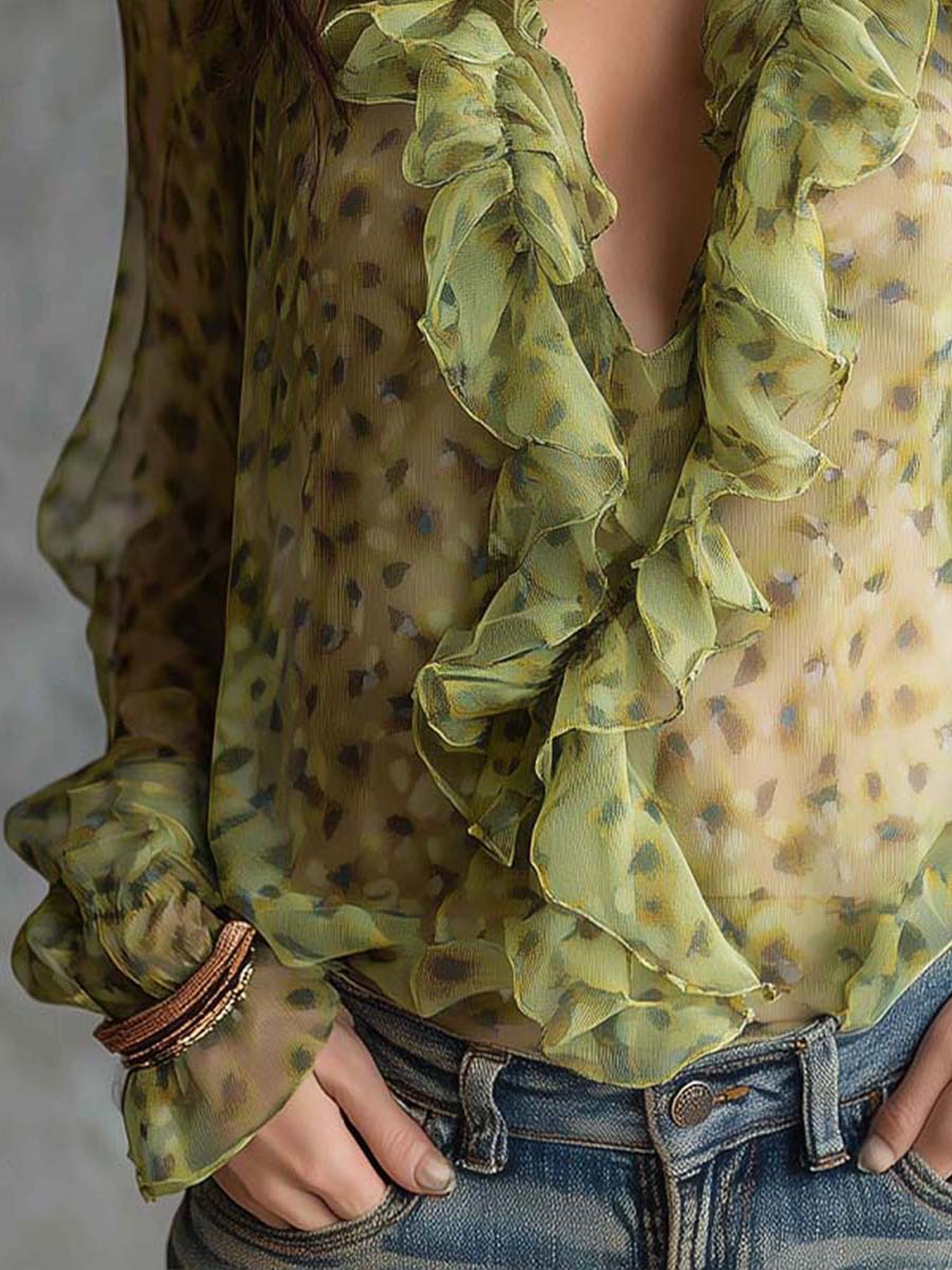 Blusa transparente verde lima con volantes y escote pronunciado