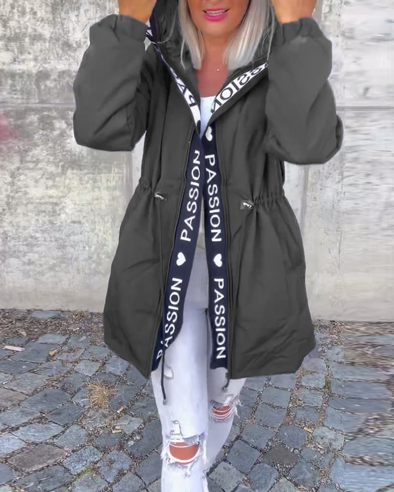 Abrigo casual con capucha y cordón con estampado de letras