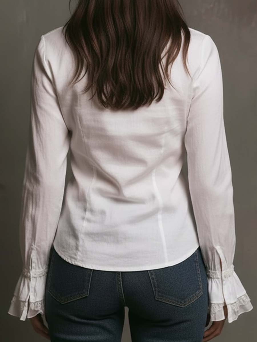 Blusa blanca con volantes y ribete de encaje