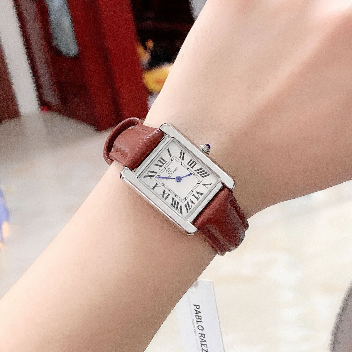 Reloj de cuarzo con correa, esfera rectangular y escala romana