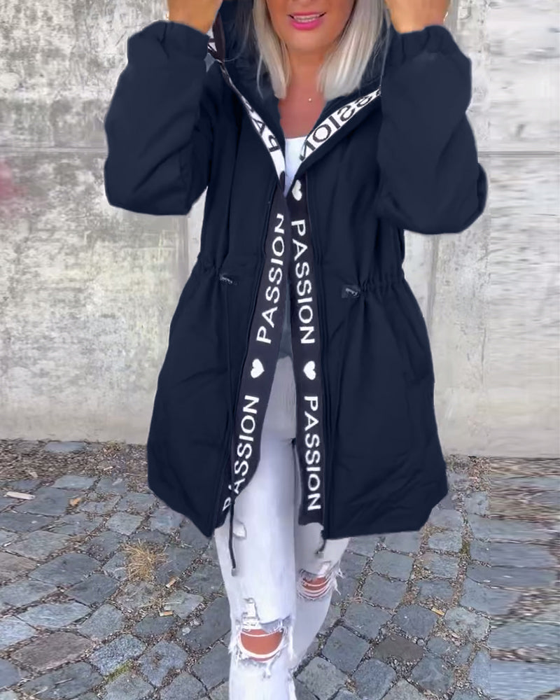 Abrigo casual con capucha y cordón con estampado de letras