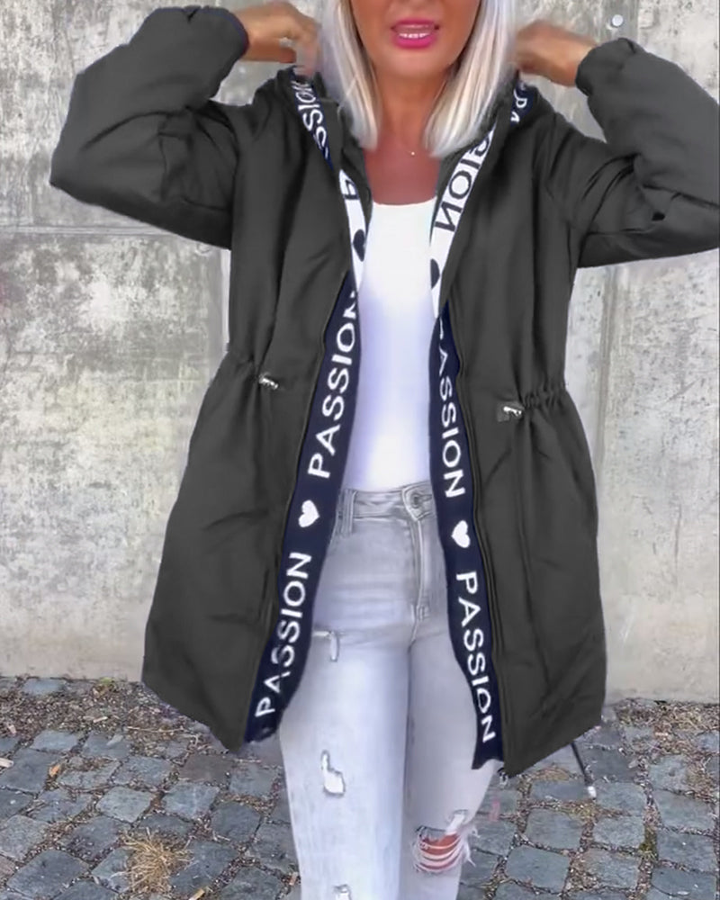 Abrigo casual con capucha y cordón con estampado de letras