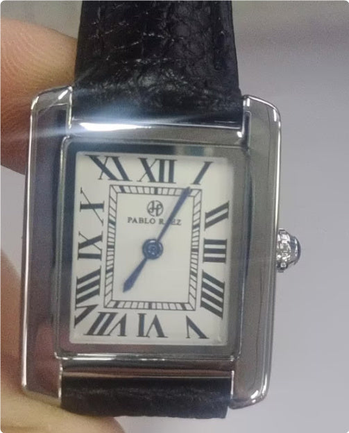 Reloj de cuarzo con correa, esfera rectangular y escala romana