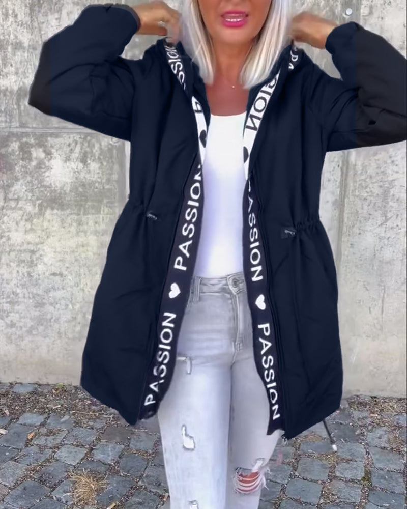 Abrigo casual con capucha y cordón con estampado de letras