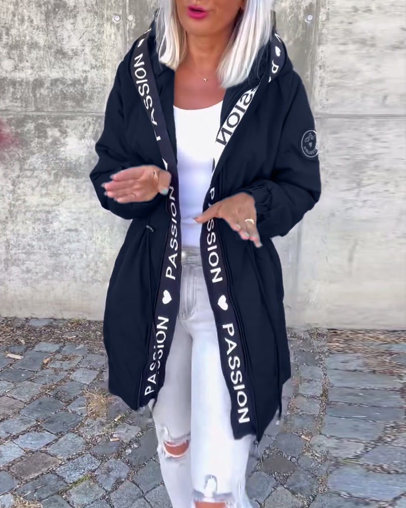 Abrigo casual con capucha y cordón con estampado de letras