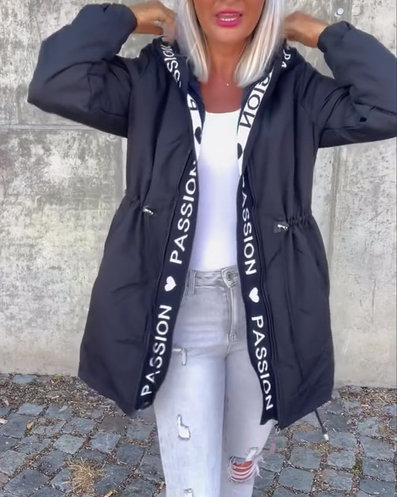 Abrigo casual con capucha y cordón con estampado de letras