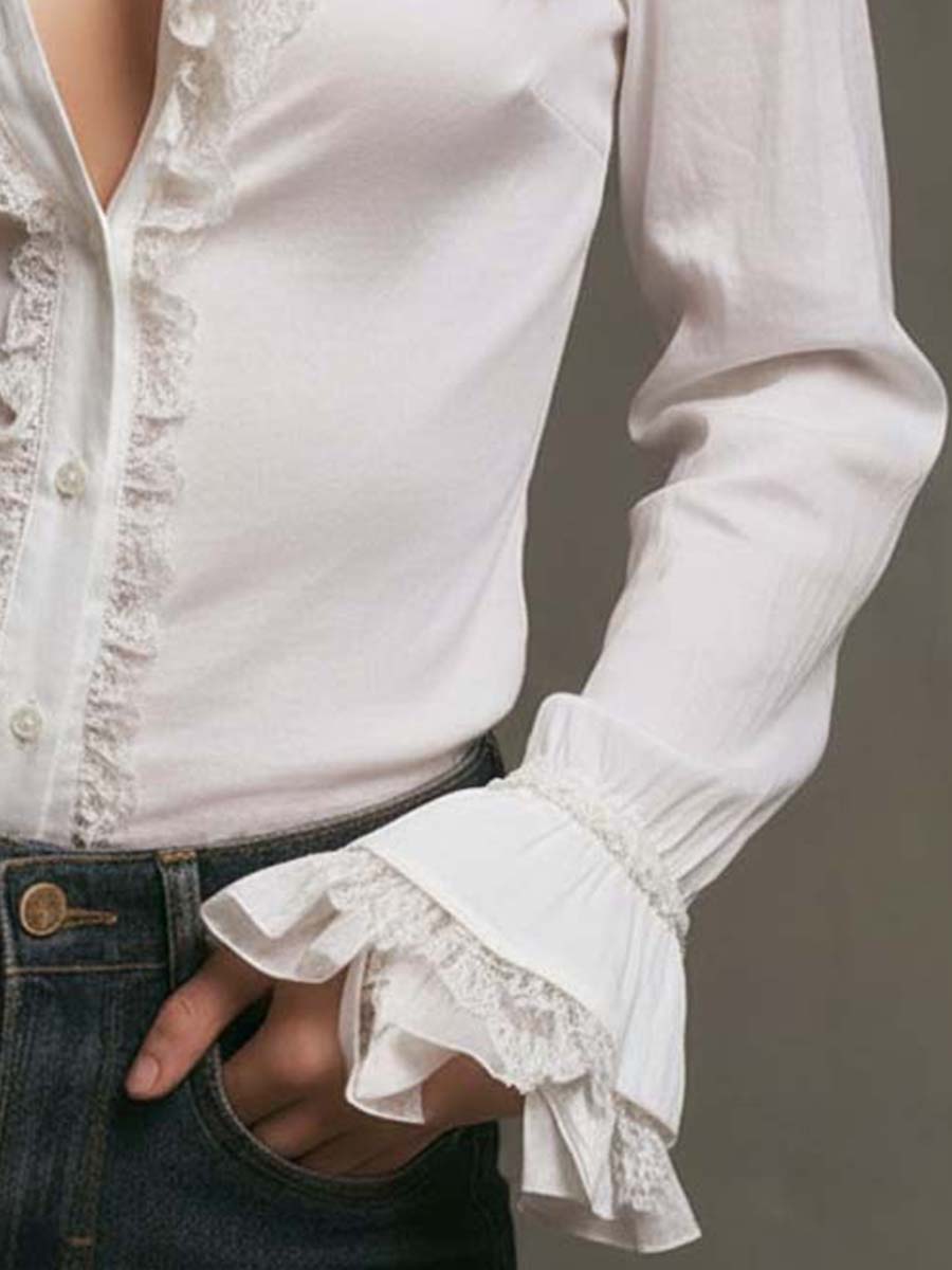 Blusa blanca con volantes y ribete de encaje