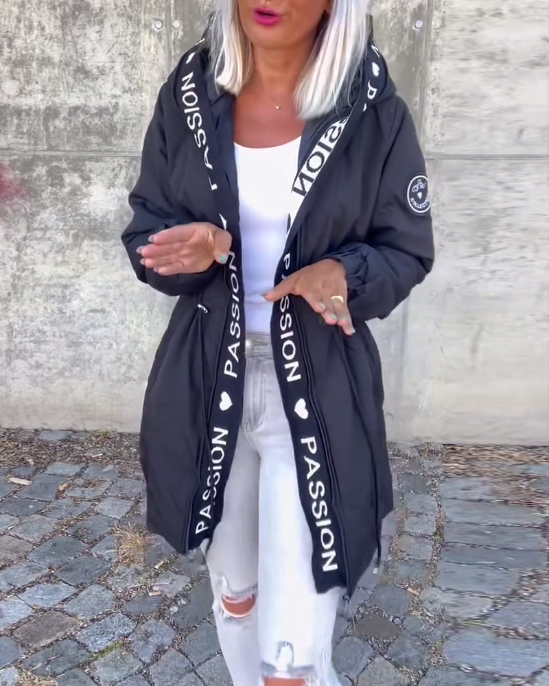 Abrigo casual con capucha y cordón con estampado de letras