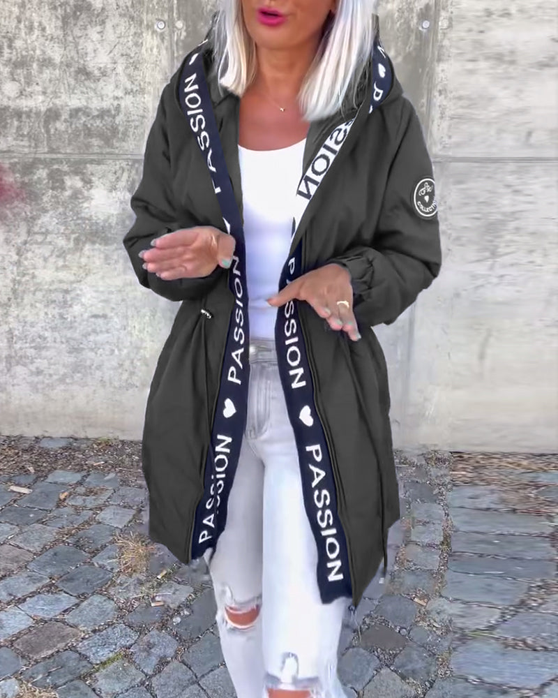 Abrigo casual con capucha y cordón con estampado de letras