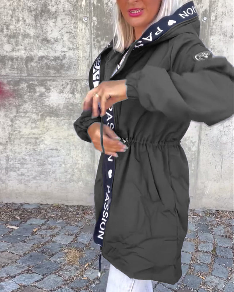 Abrigo casual con capucha y cordón con estampado de letras