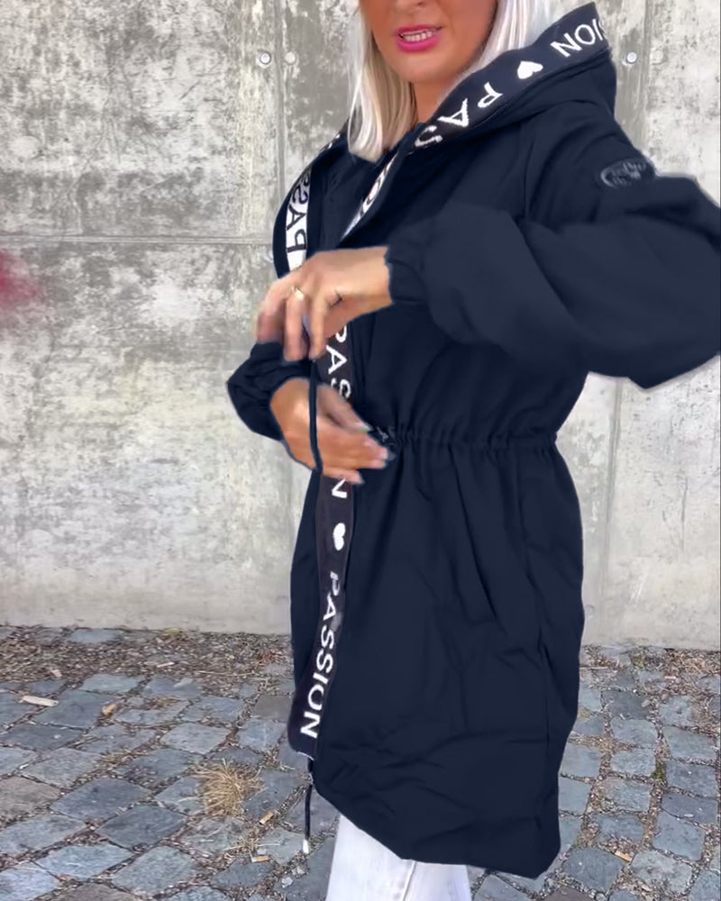 Abrigo casual con capucha y cordón con estampado de letras