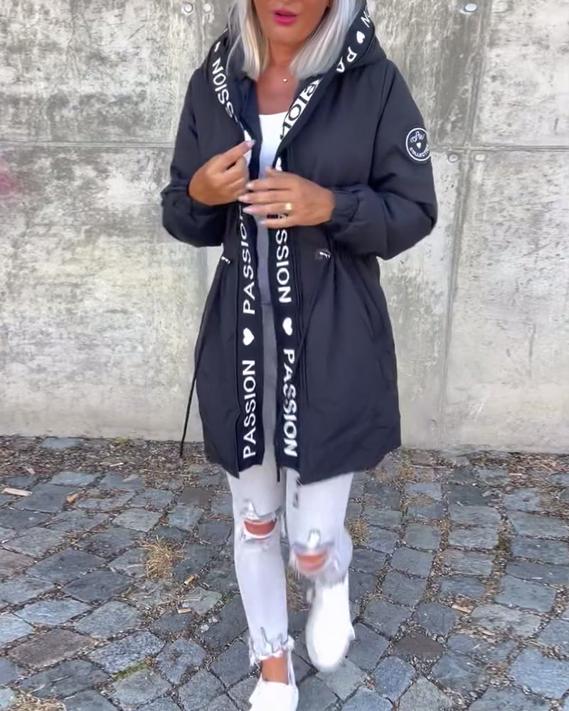 Abrigo casual con capucha y cordón con estampado de letras