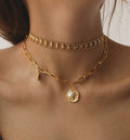 Collar Dorado con Moneda en Relieve y Perla