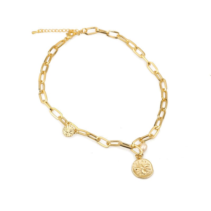 Collar Dorado con Moneda en Relieve y Perla
