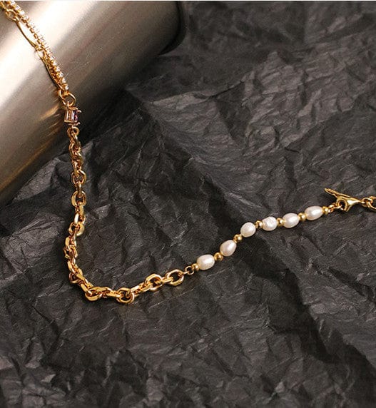 Collar Dorado con Cristales, Cadenas y Perlas