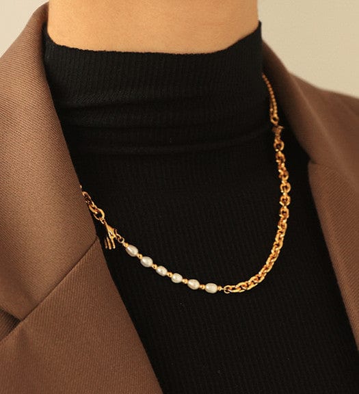 Collar Dorado con Cristales, Cadenas y Perlas