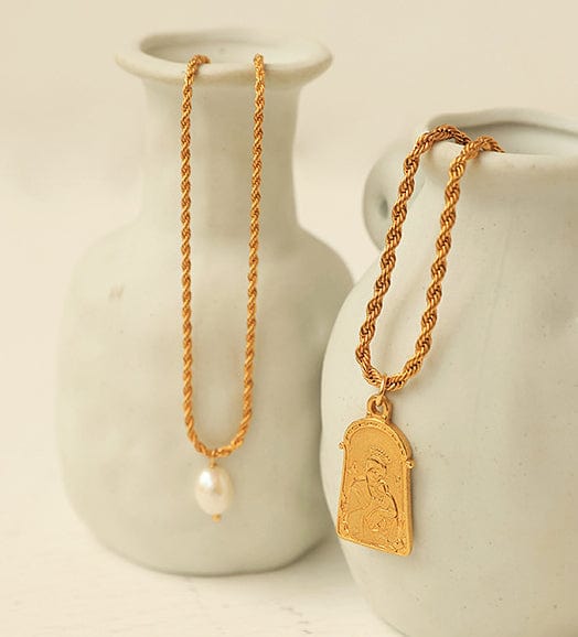 Collar Dorado con Perla o Colgante Repujado
