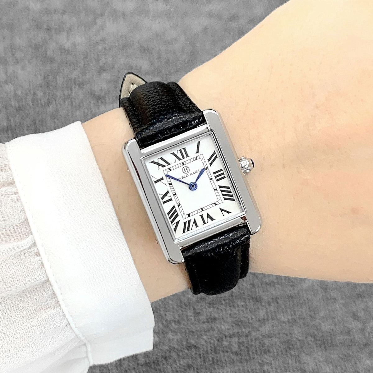 Reloj de cuarzo con correa, esfera rectangular y escala romana
