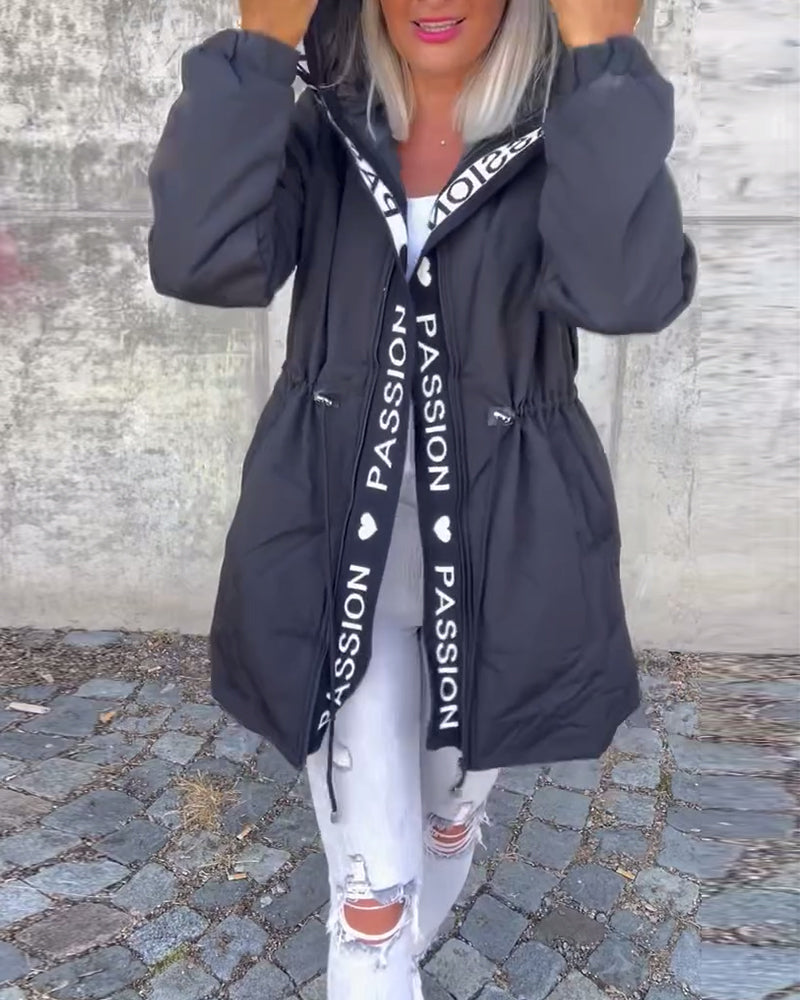 Abrigo casual con capucha y cordón con estampado de letras
