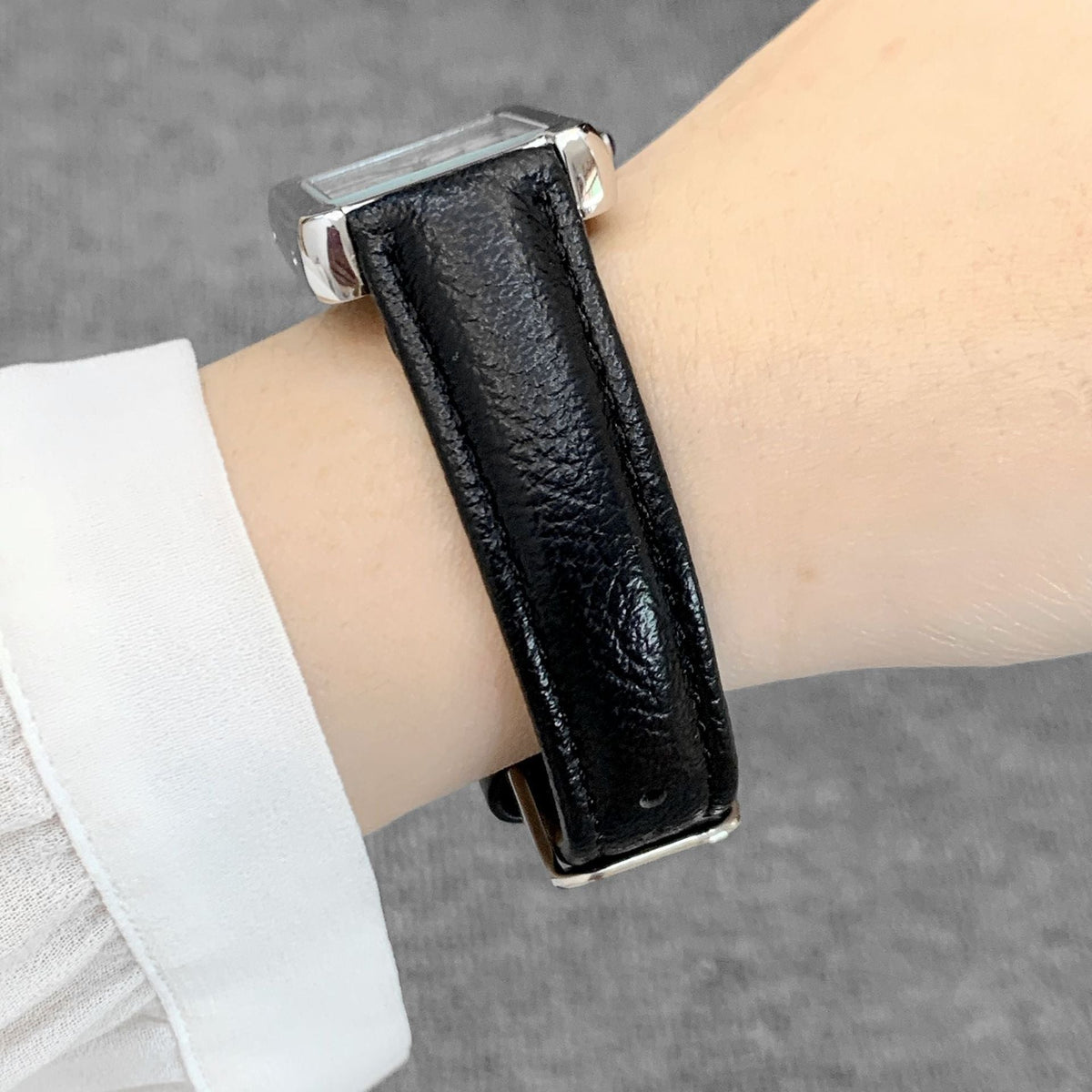 Reloj de cuarzo con correa, esfera rectangular y escala romana