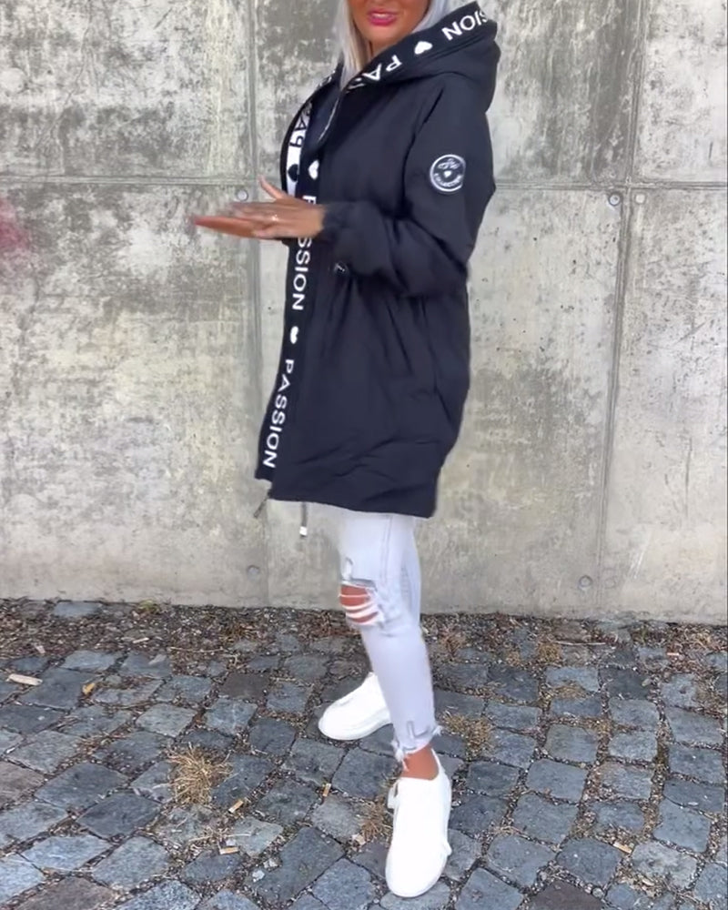 Abrigo casual con capucha y cordón con estampado de letras