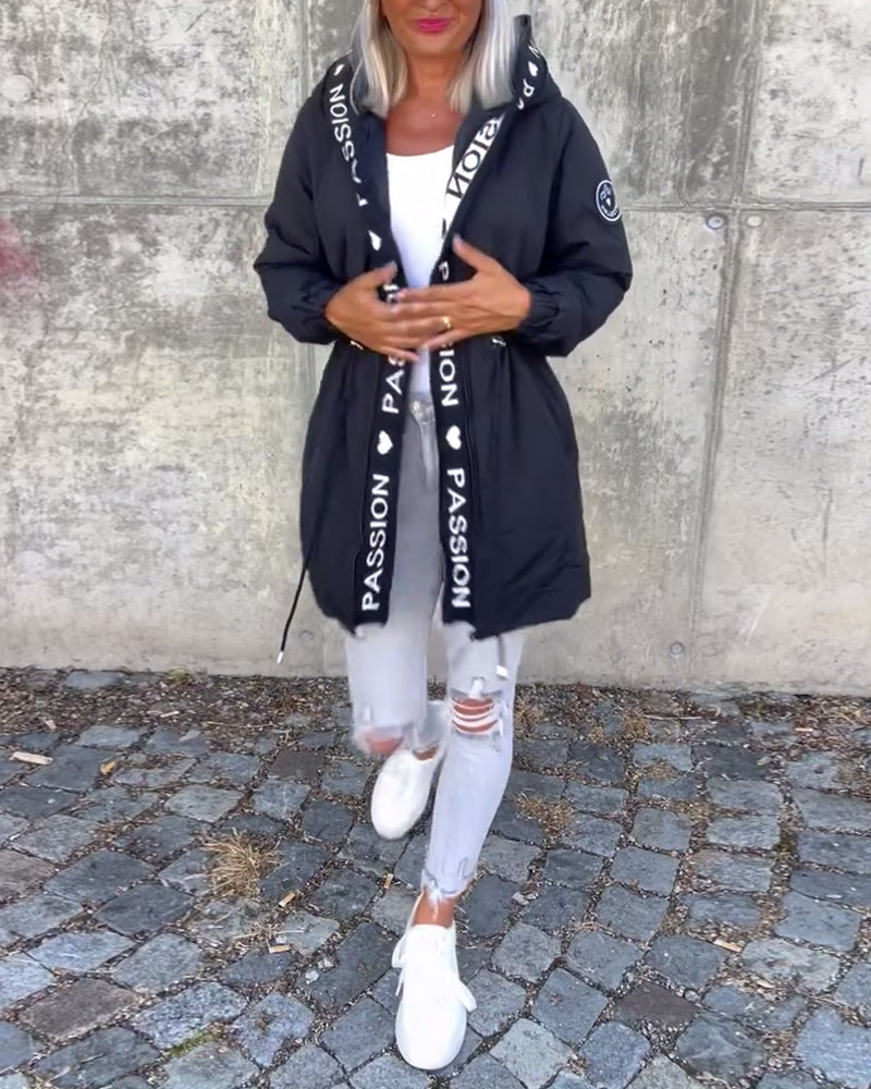 Abrigo casual con capucha y cordón con estampado de letras