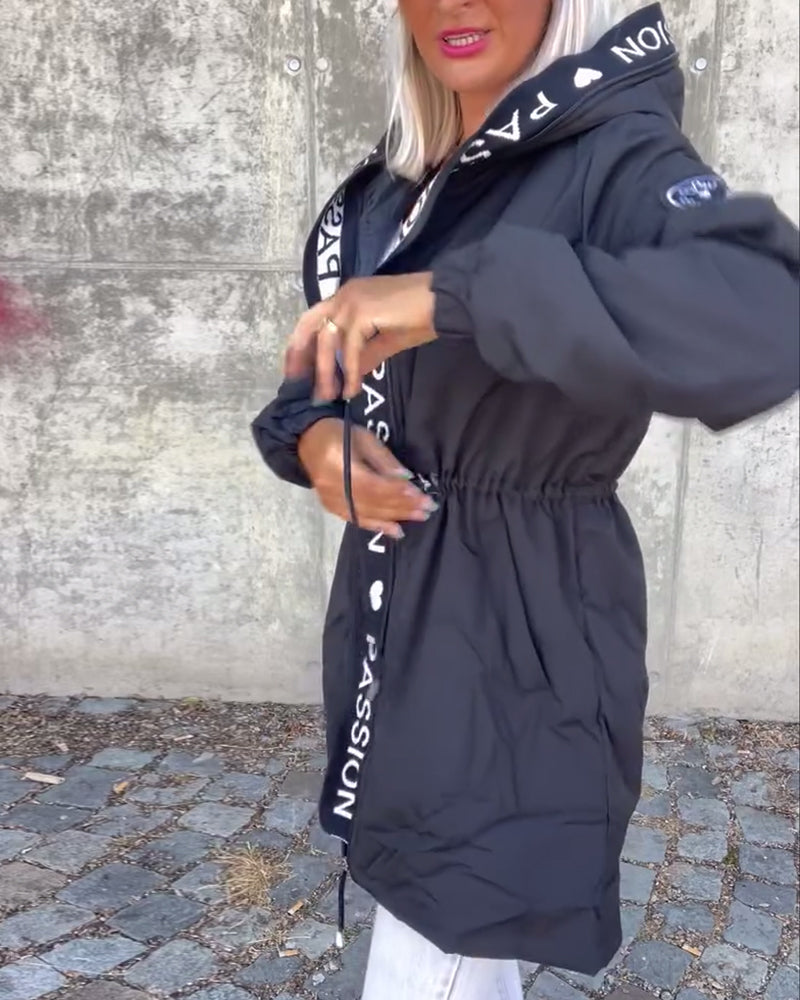 Abrigo casual con capucha y cordón con estampado de letras