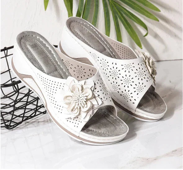 Sandalias ortopédicas en piel suave con soporte para el arco